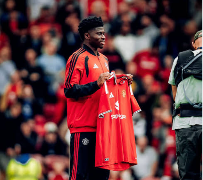 Le Théâtre des Rêves s&rsquo;enflamme pour Carlos Baleba : Présentation triomphale à Old Trafford !