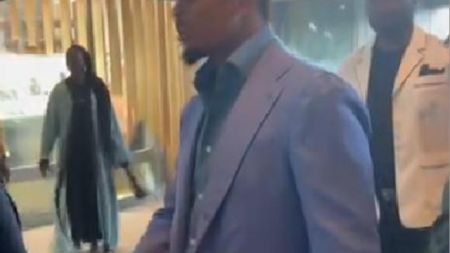 Arrivée de Samuel Eto&rsquo;o à l’hôtel des Lions Indomptables avant le départ pour le stade