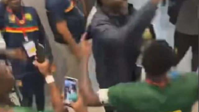 Vestiaire des Lions Indomptables : Chants pour Samuel Eto’o et échange complice avec David Pagou après la victoire (1-0)