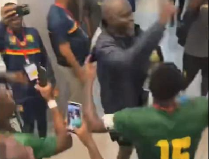 Vestiaire des Lions Indomptables : Chants pour Samuel Eto’o et échange complice avec David Pagou après la victoire (1-0)