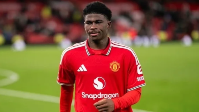 Carlos Baleba embrase la Premier League : une première éblouissante avec Manchester United face à Tottenham