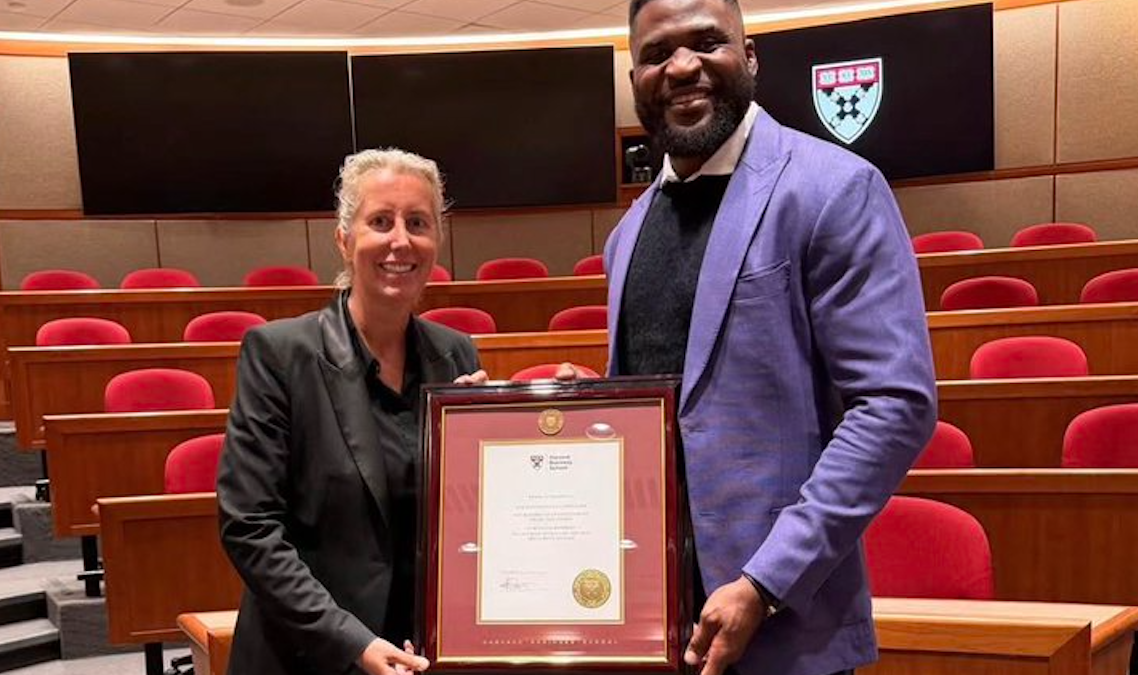 Francis Ngannou à Harvard : Le champion MMA star d'une étude de cas à la Business School