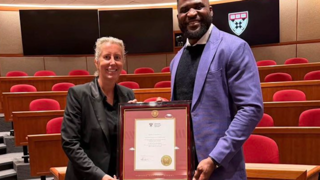 Francis Ngannou à Harvard : Le champion MMA star d&rsquo;une étude de cas à la Business School